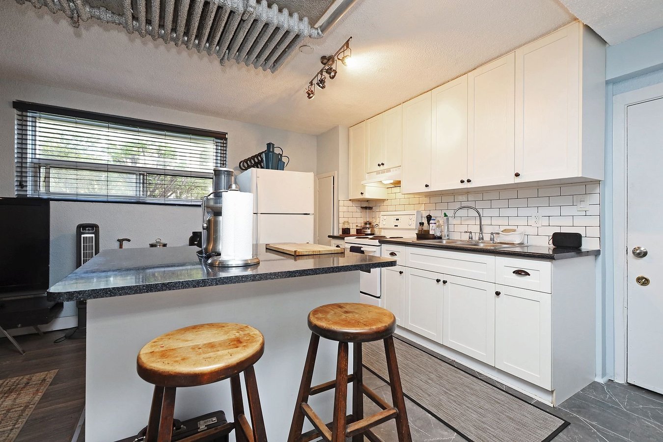 1 Cosburn Avenue - Photo 4