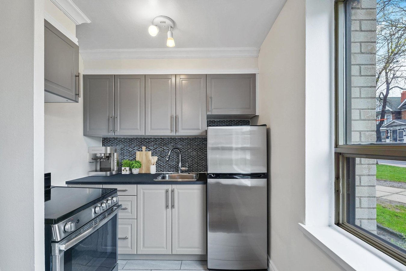 1 Springhurst Avenue - Photo 3