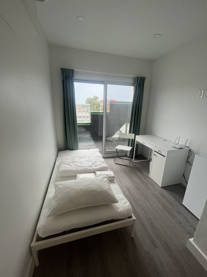 Bloor Street West - Photo 2