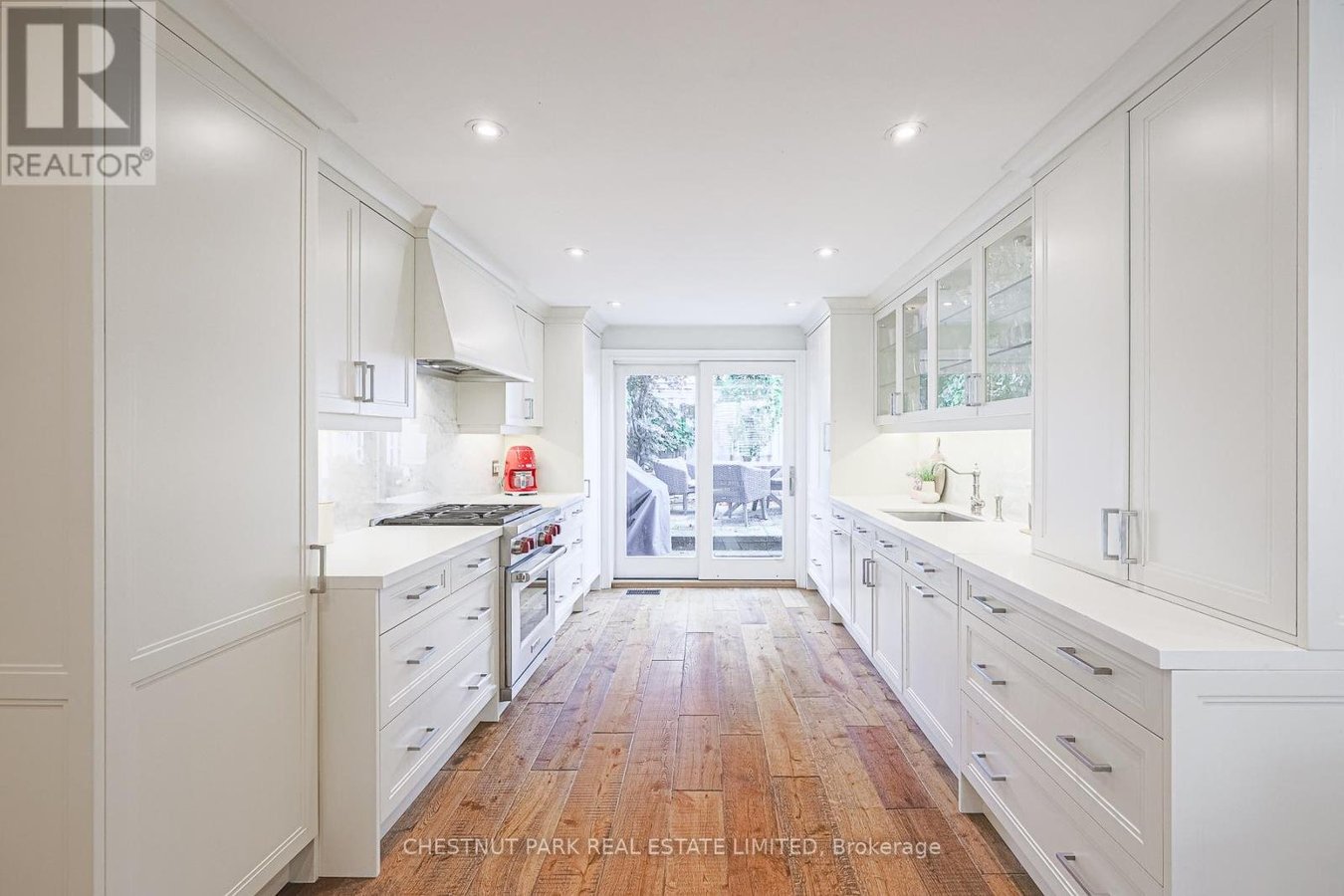 186 MACPHERSON AVENUE - Photo 8