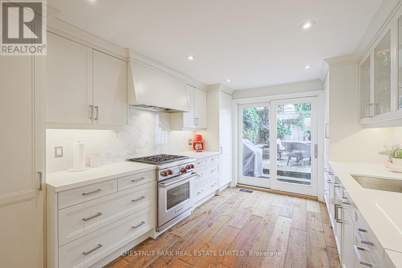 186 MACPHERSON AVENUE - Photo 9