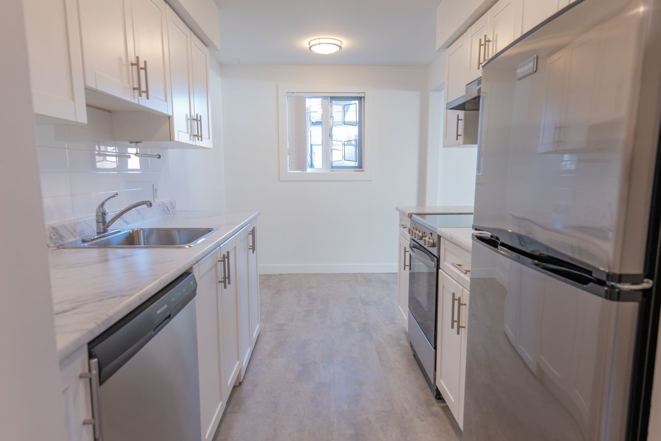 2185 Oxford Street - Photo 12