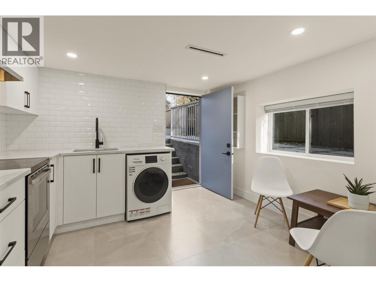 529x DUNBAR STREET - Photo 1