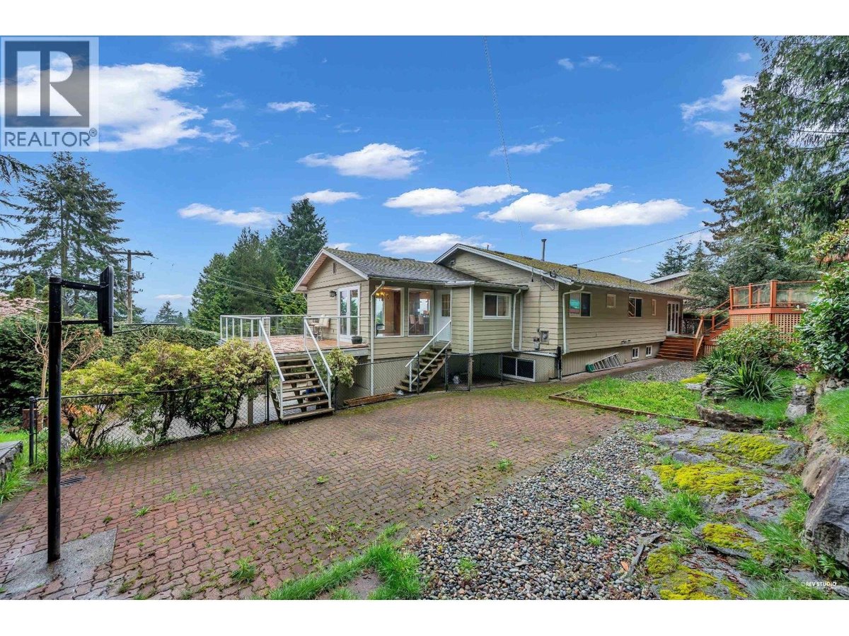 675 ST. ANDREWS ROAD - Photo 4
