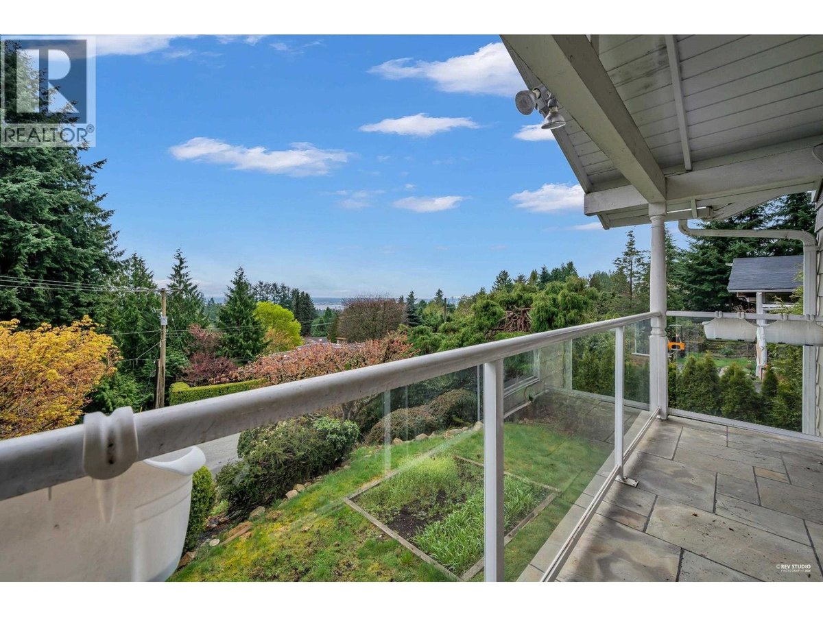 675 ST. ANDREWS ROAD - Photo 5