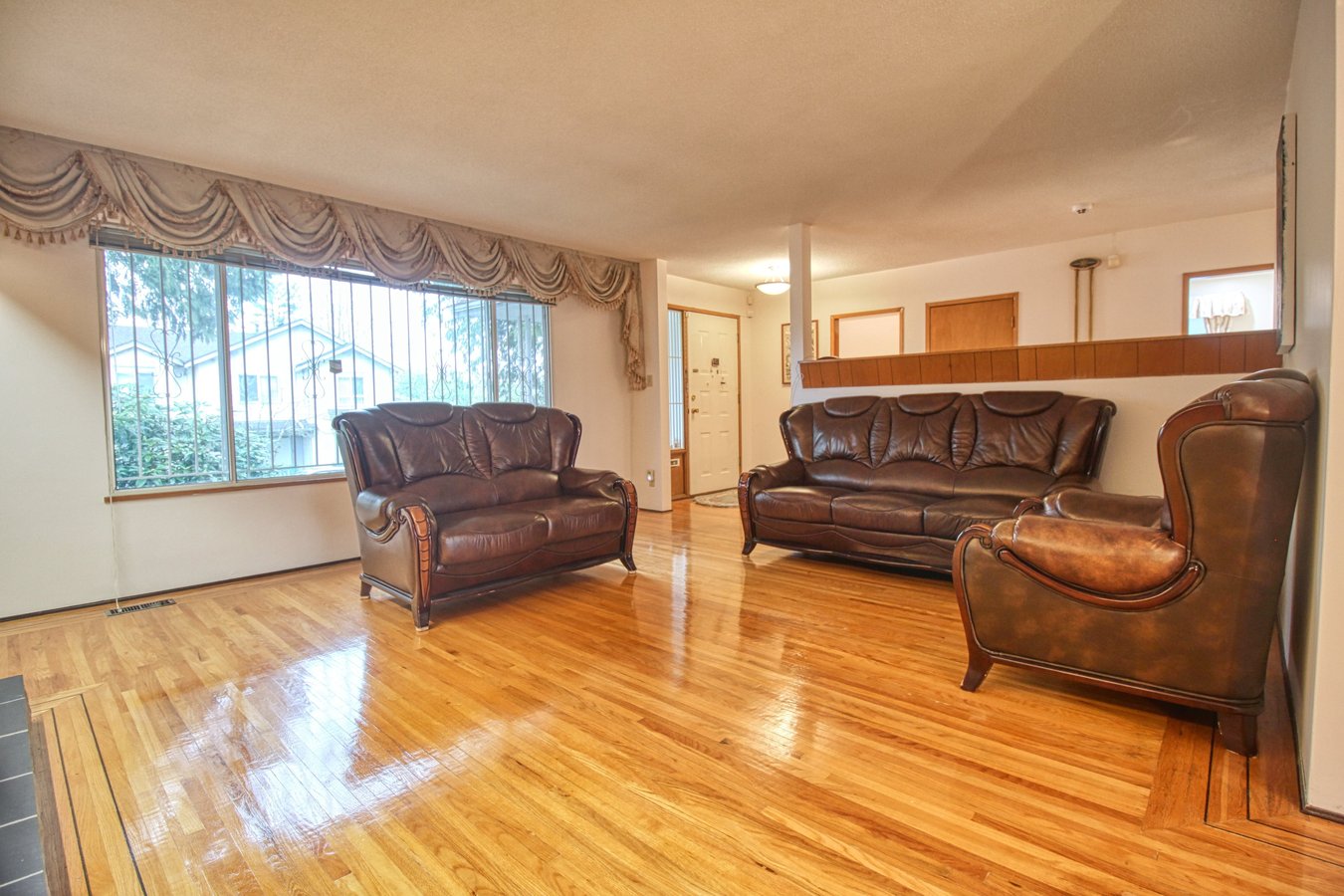 904 East 52nd Avenue - Photo 2