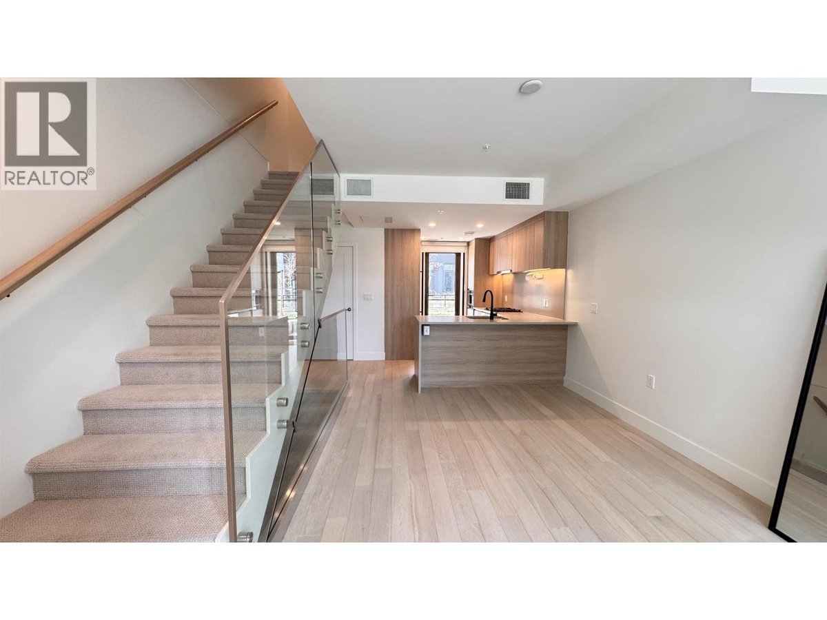6258 OAK STREET - Photo 7