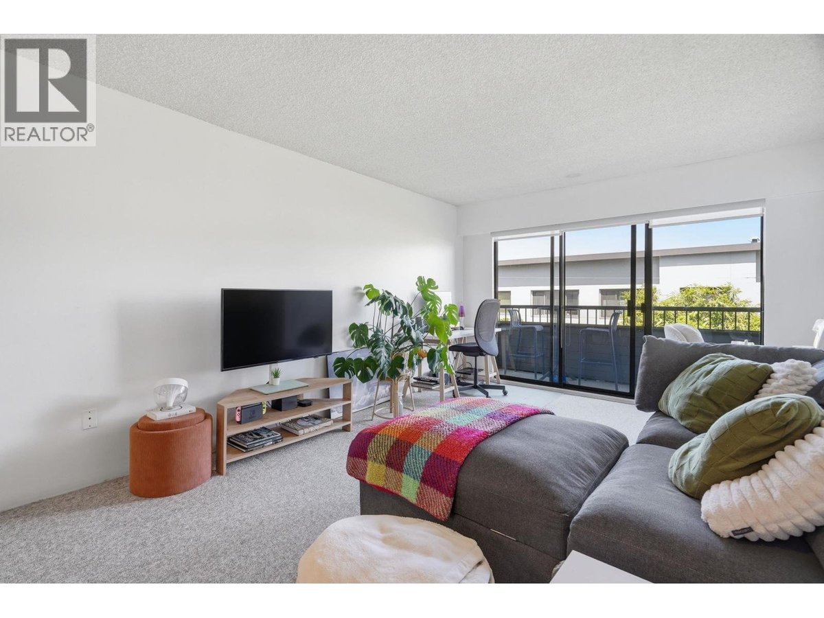 305 2475 YORK AVENUE - Photo 2