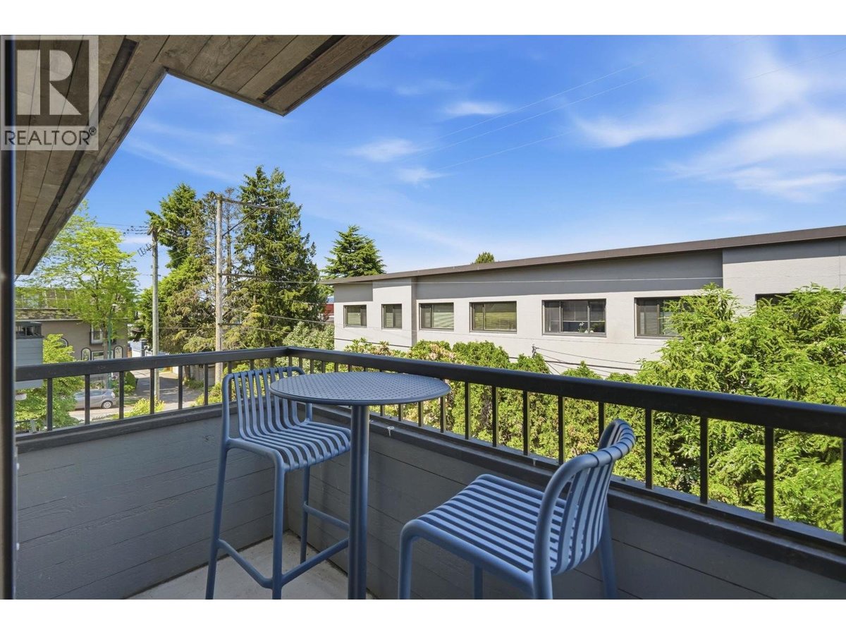 305 2475 YORK AVENUE - Photo 4