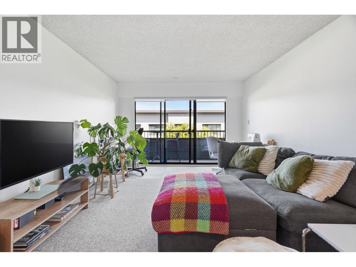 305 2475 YORK AVENUE - Photo 5