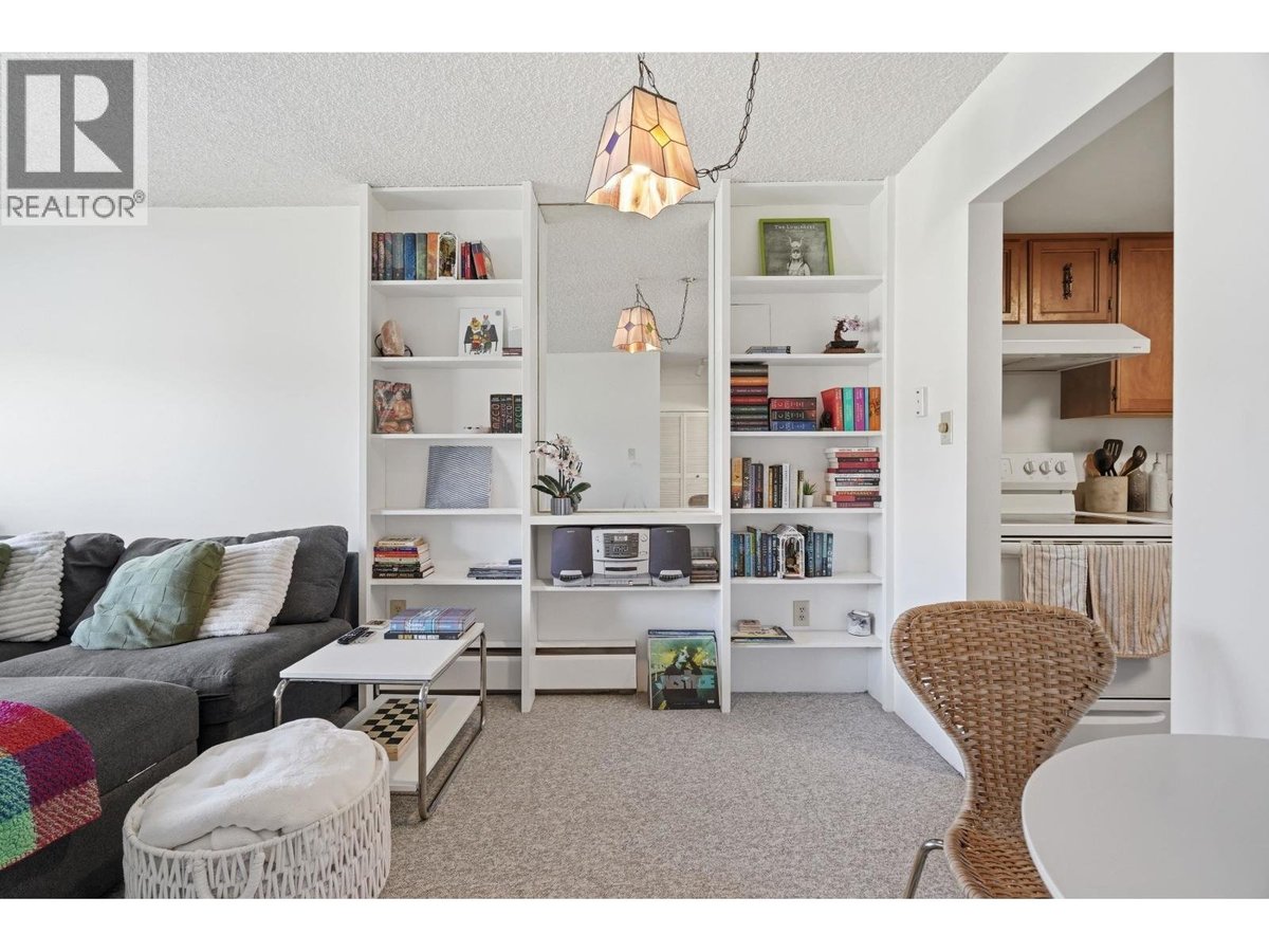 305 2475 YORK AVENUE - Photo 7