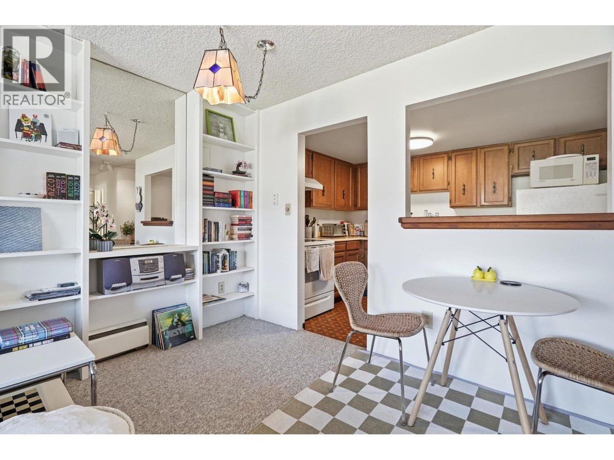 305 2475 YORK AVENUE - Photo 8