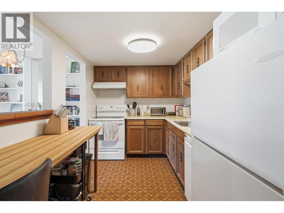 305 2475 YORK AVENUE - Photo 9