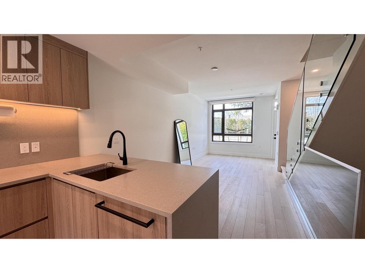 6258 OAK STREET - Photo 4