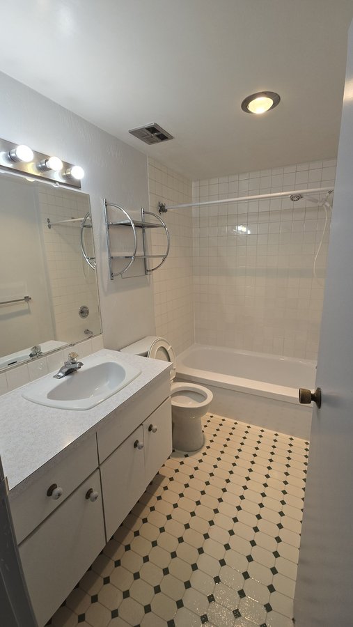 5585 Oak Street - Photo 9