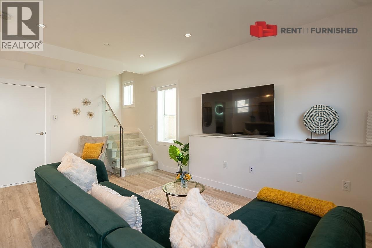 3143 E 8TH AVENUE - Photo 2