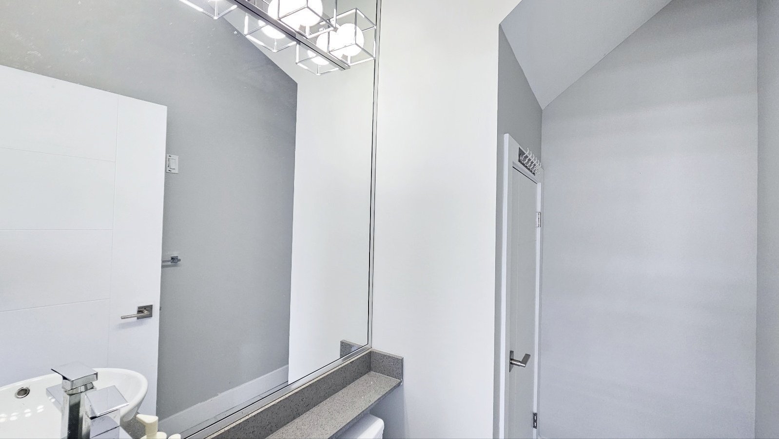 6690 Nanaimo Street - Photo 4
