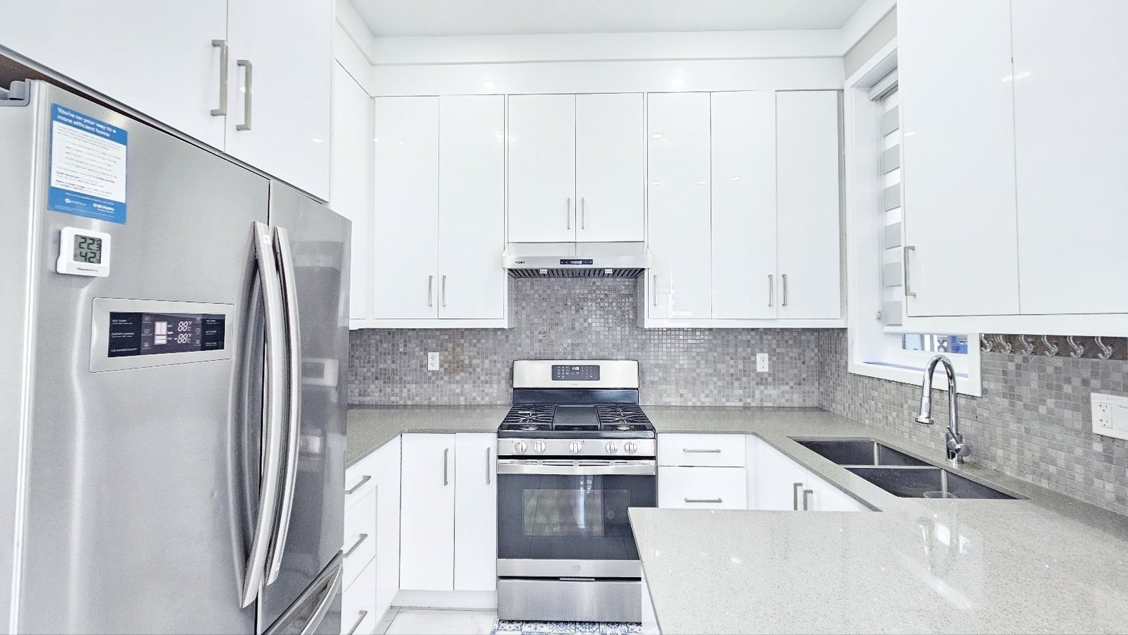 6690 Nanaimo Street - Photo 2