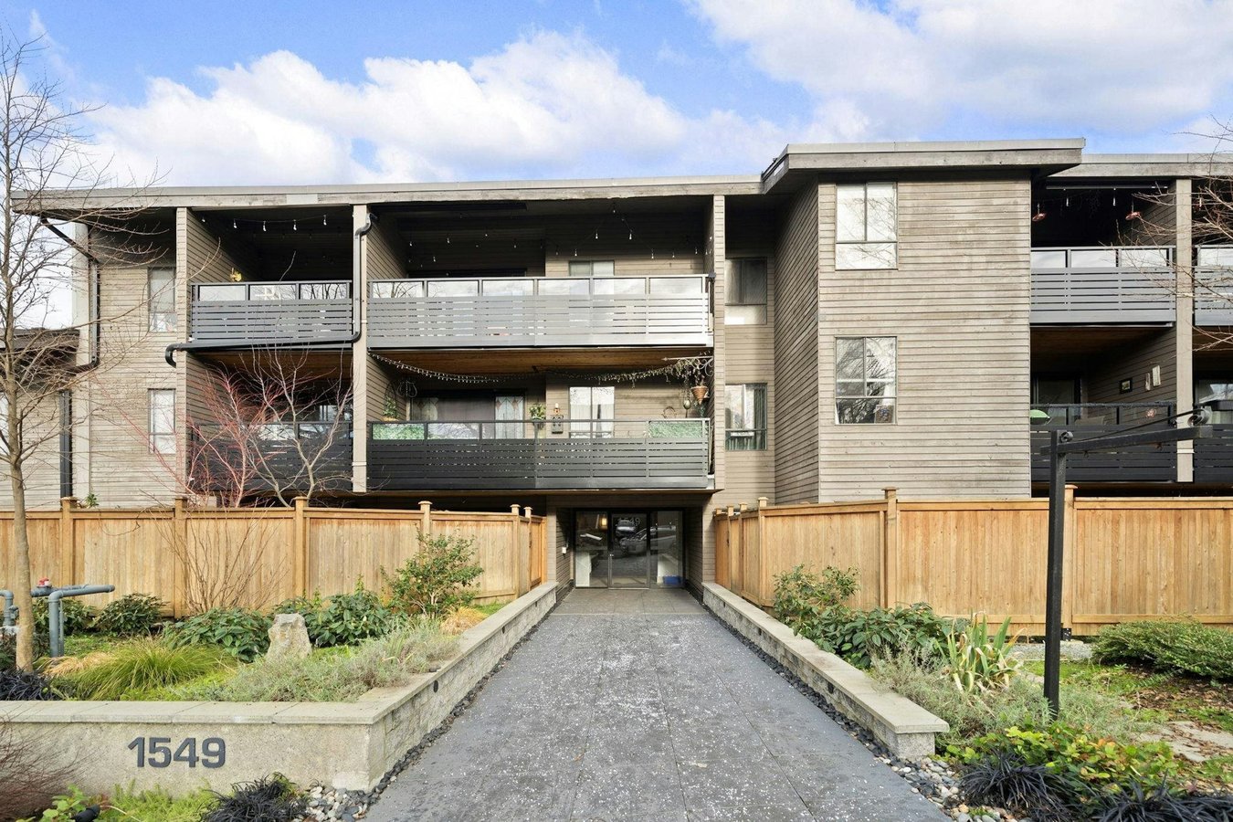 1549 Kitchener Street - Photo 2