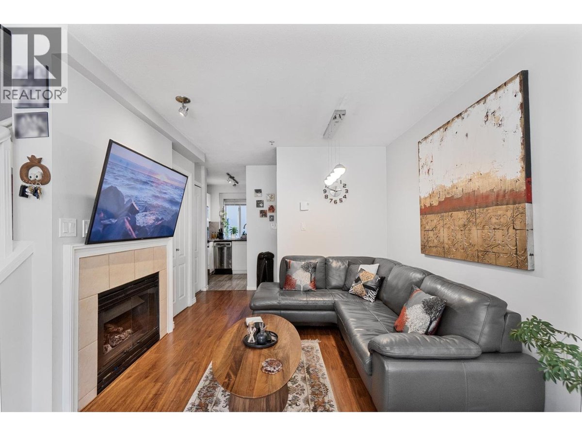 2106 YEW STREET - Photo 2