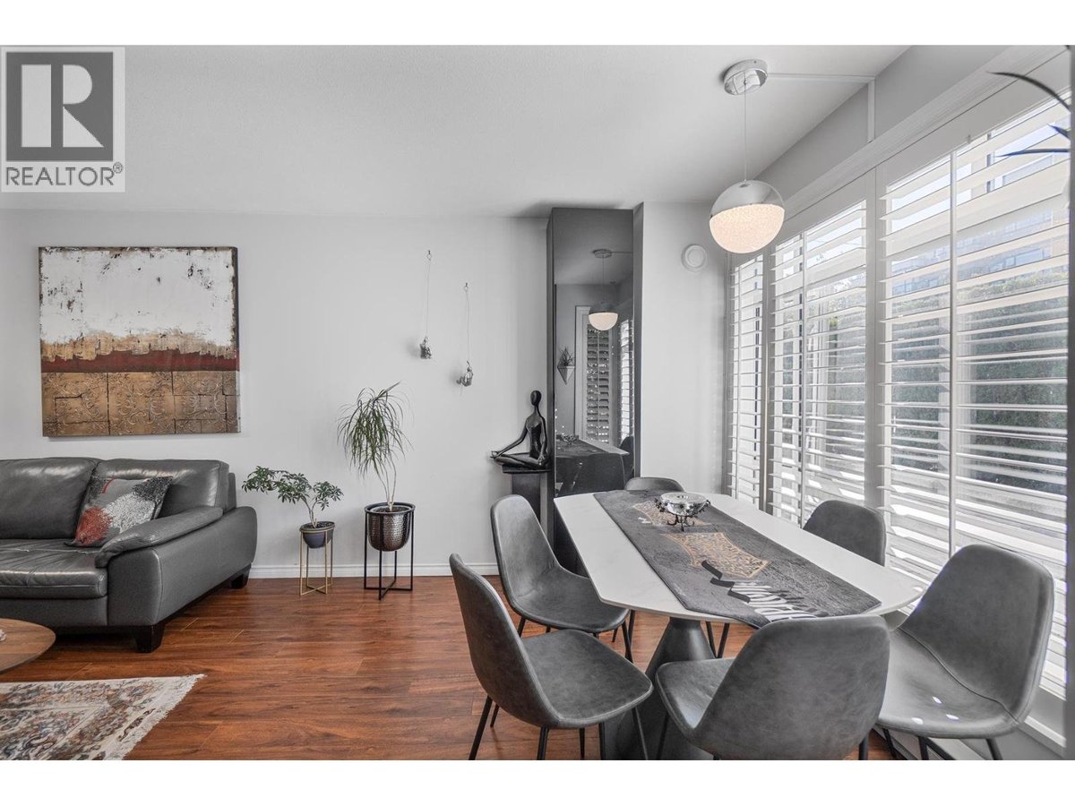 2106 YEW STREET - Photo 5