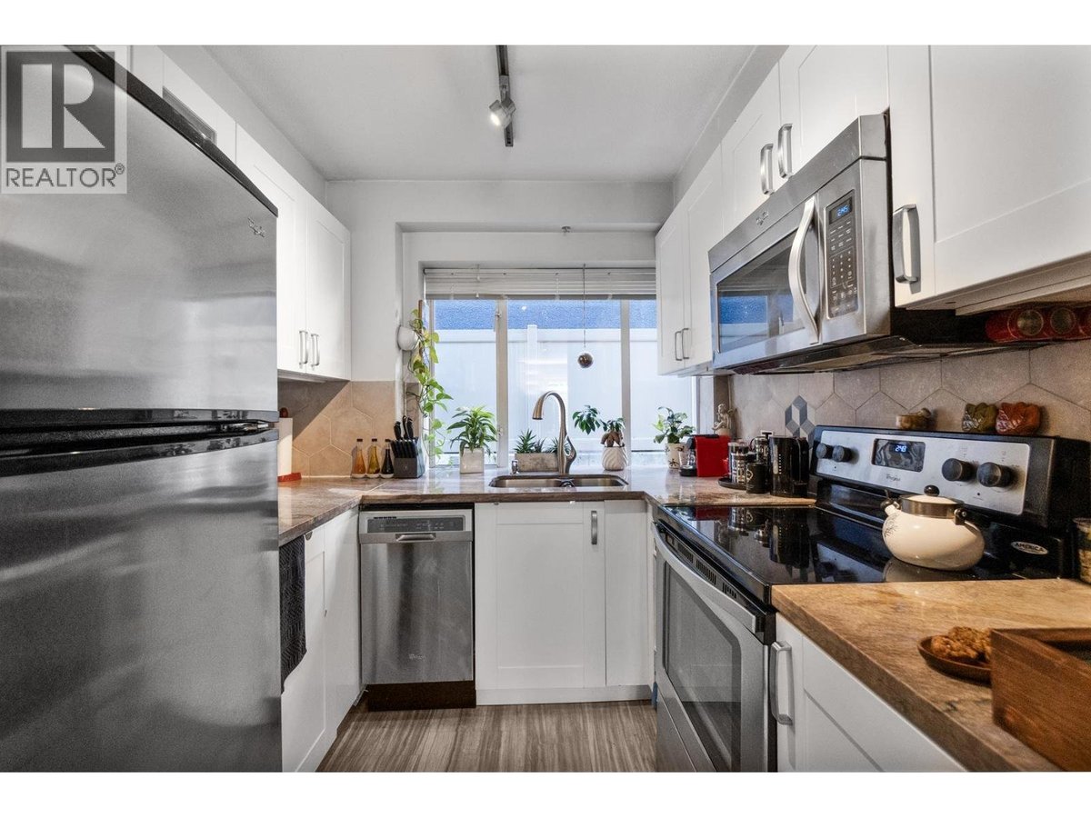 2106 YEW STREET - Photo 9