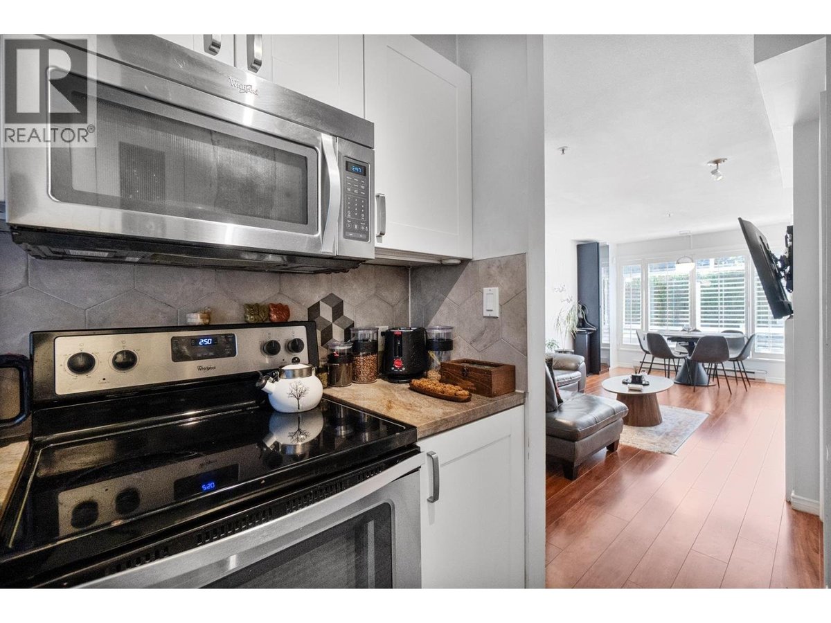 2106 YEW STREET - Photo 10