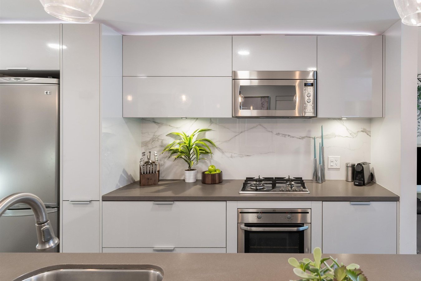 108 West Cordova Street - Photo 2