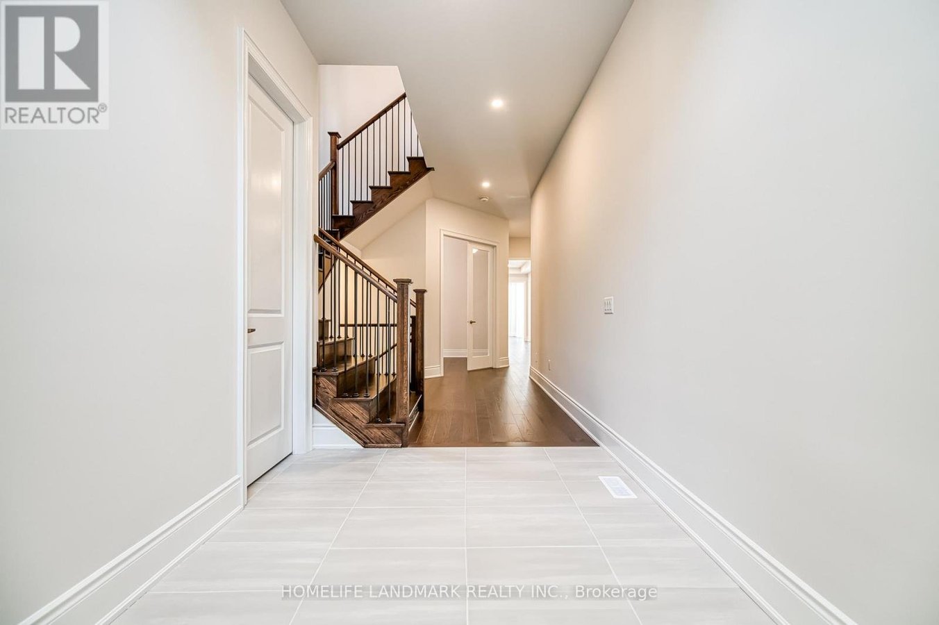 160 WINTHROP CRESCENT - Photo 2