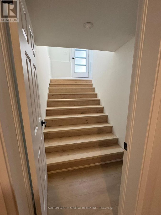 LOWER - 23 CHATSWORTH COURT - Photo 2