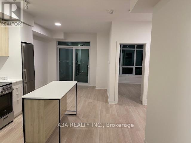 2401 - 50 UPPER MALL WAY - Photo 13
