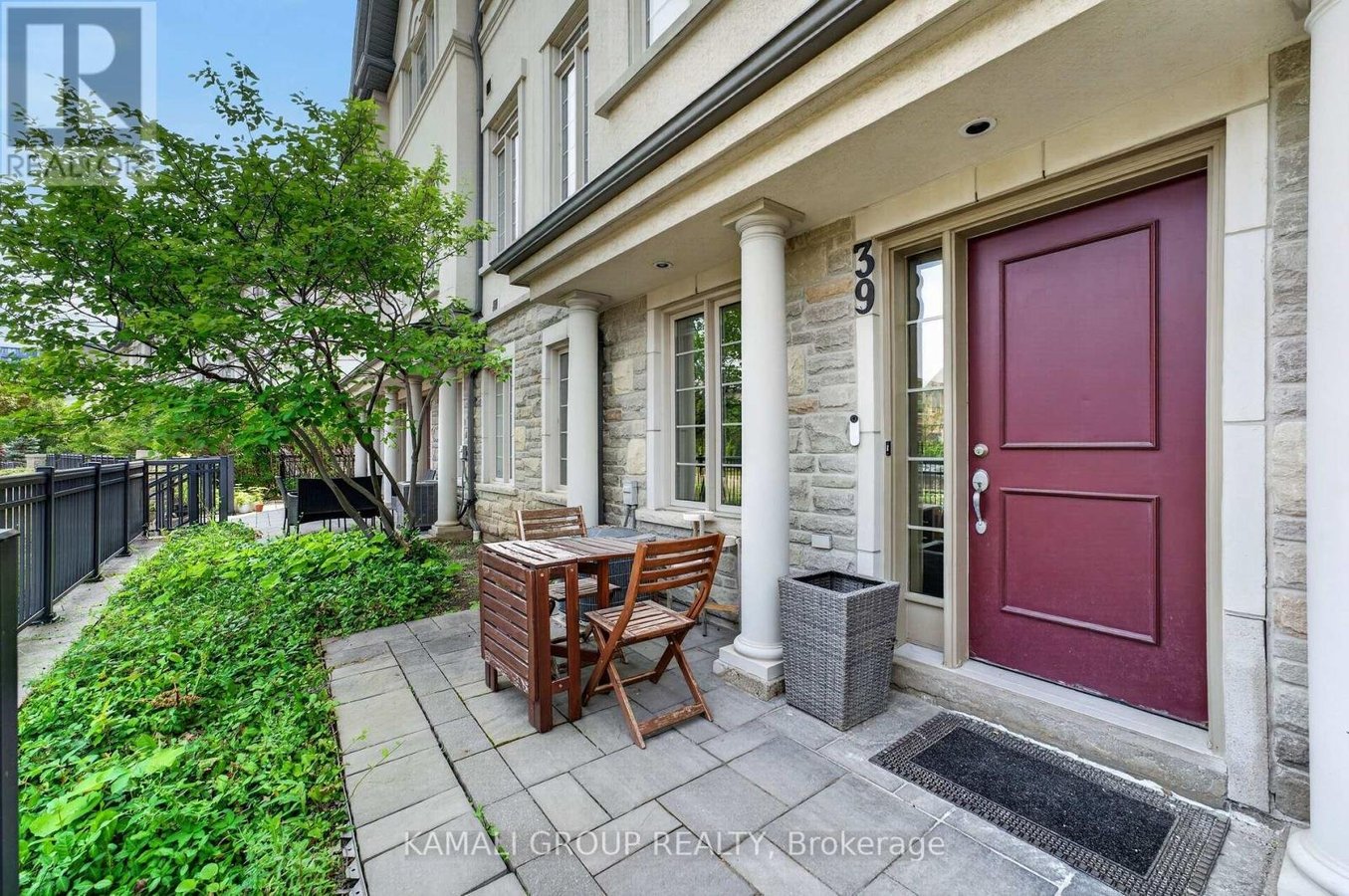 39 BEVERLEY GLEN BOULEVARD - Photo 2