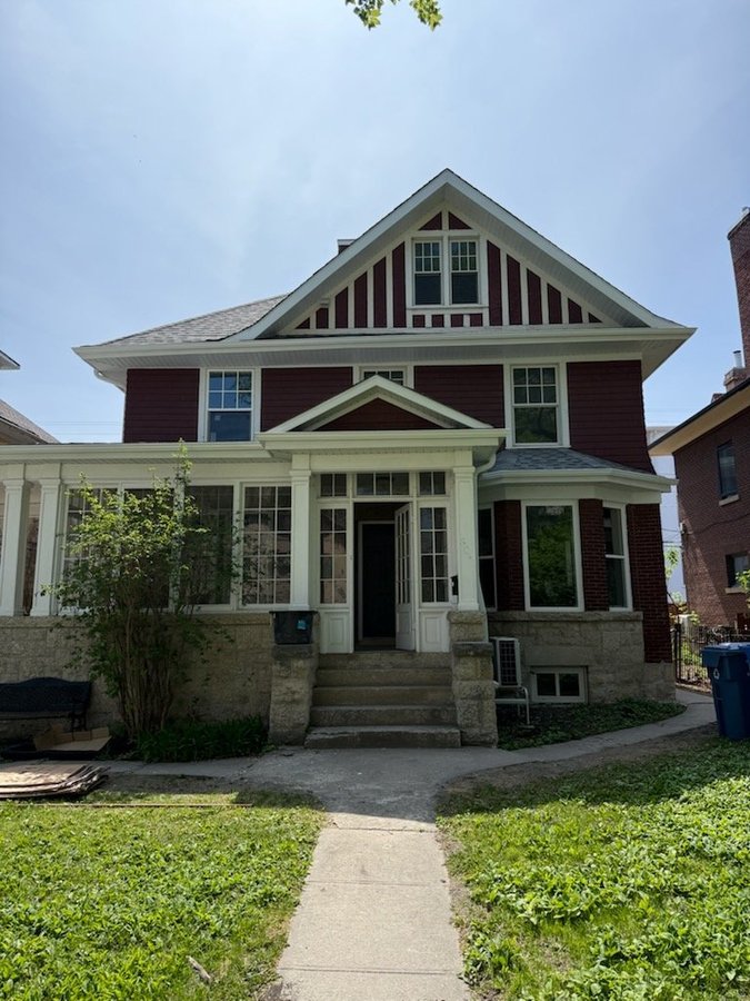 802 Grosvenor Avenue - Photo 1