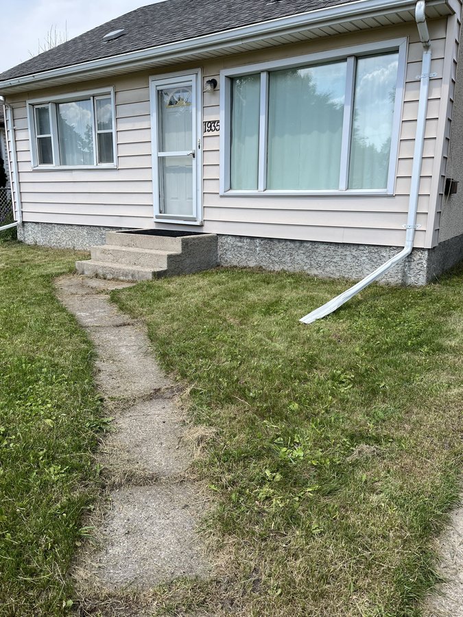 1935 William Avenue West - Photo 1
