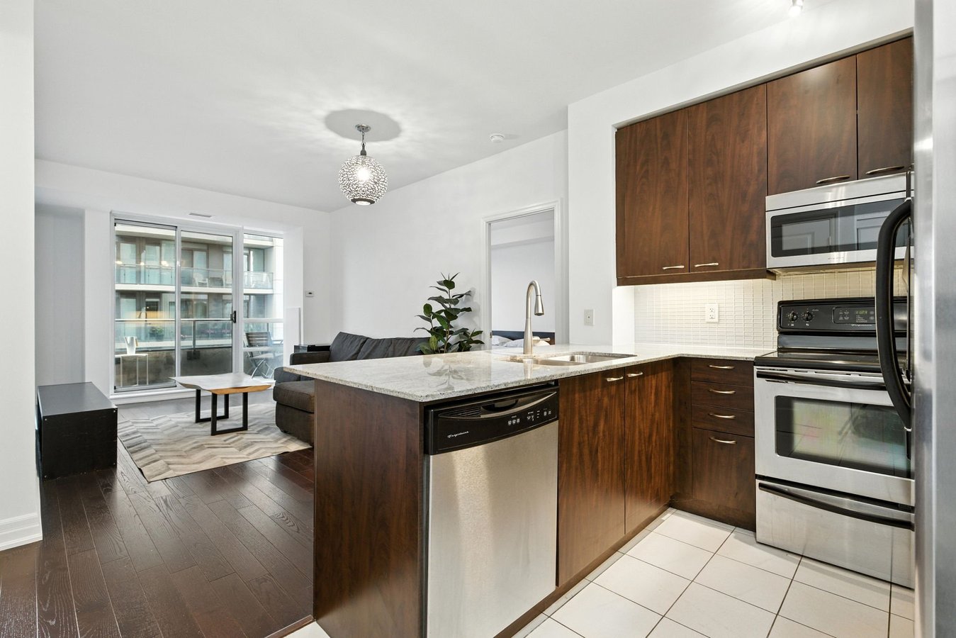 500 Saint Clair Avenue West - Photo 1