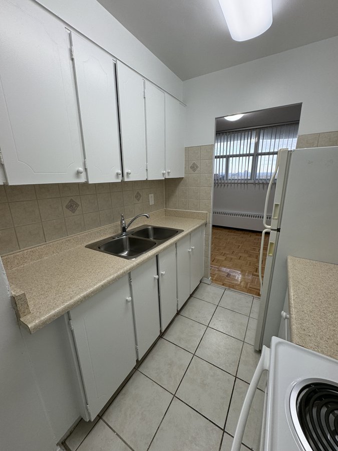 100 Raglan Avenue - Photo 10
