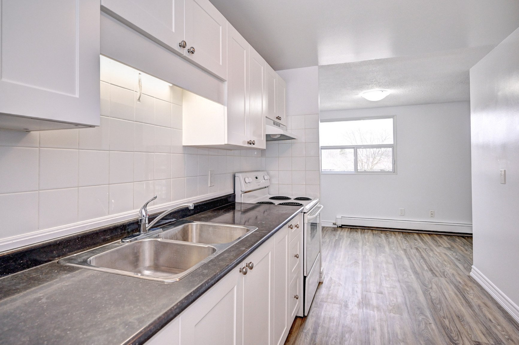 THE APARTNENT ラグマット　stabridge Brierdale Road Apartments - 25 & 45 Brierdale Rd, Cambridge, ON