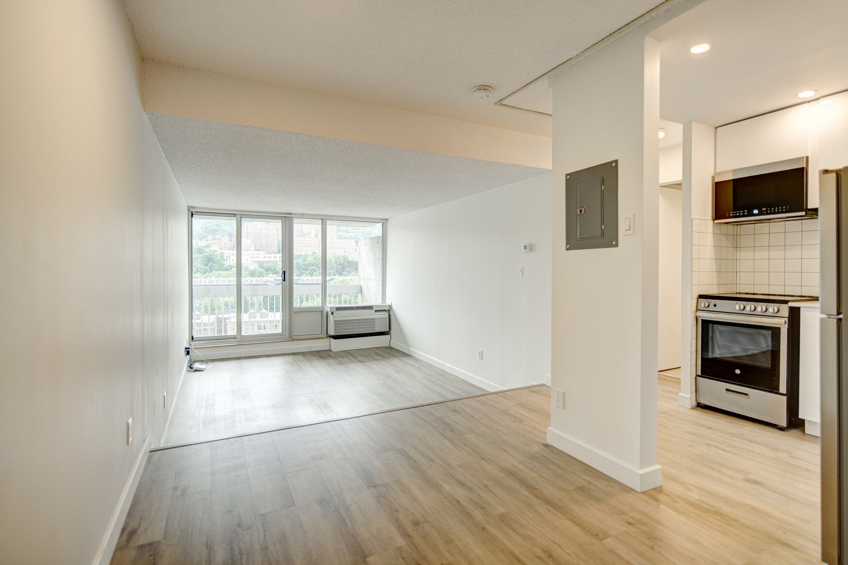 Rentals.ca ) 2100 Boulevard de Maisonneuve Ouest, Montréal QC for Rent