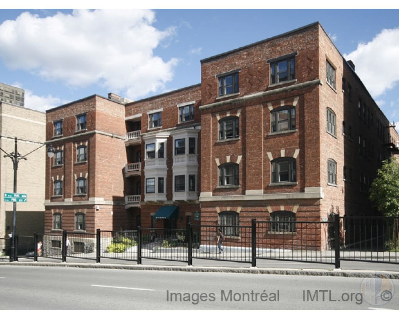 McGill Guetto furnished room in amazing apt 456 Pine Avenue west