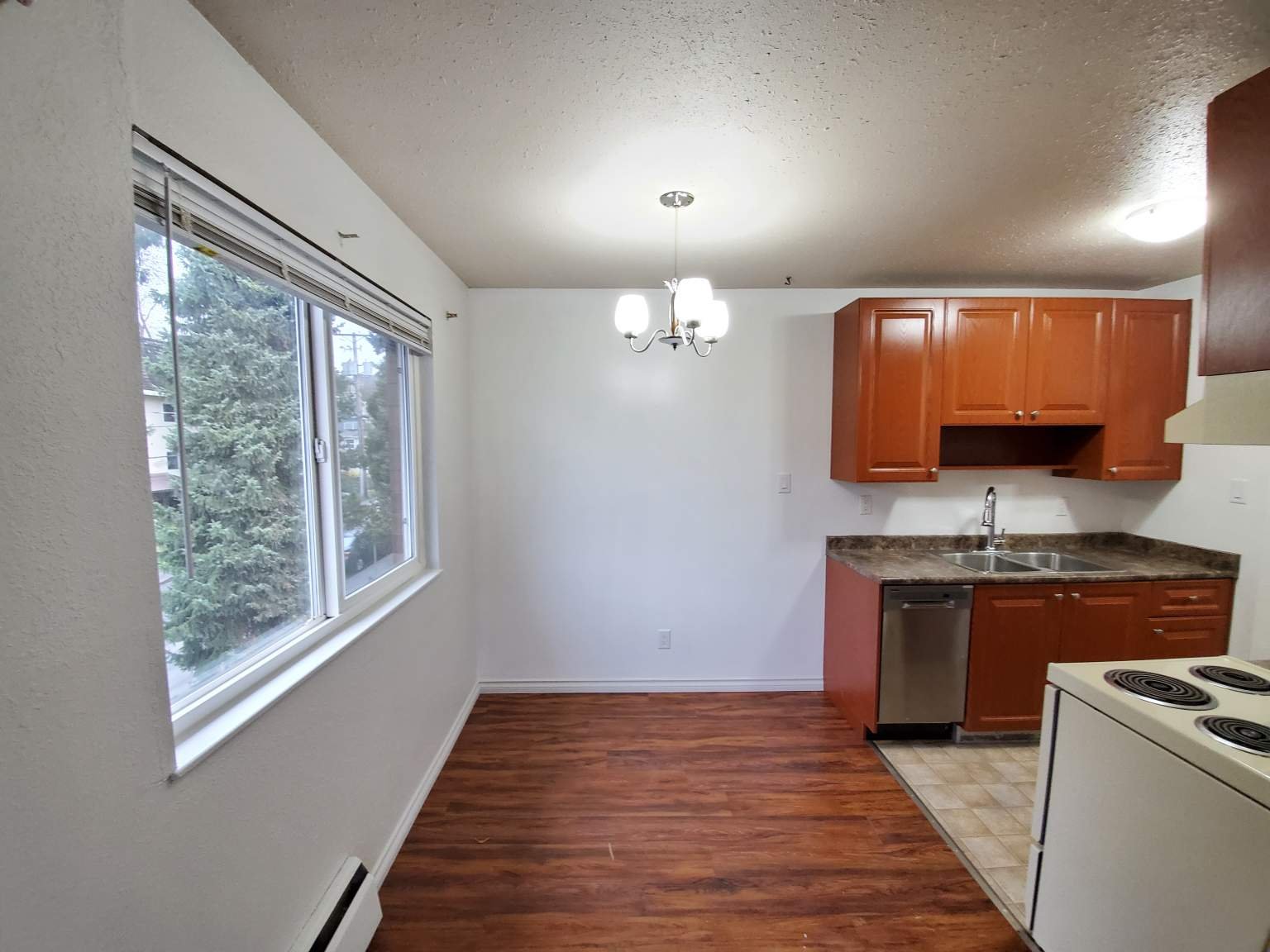 Rentals.ca ) 702 Gloucester Street, New Westminster BC for Rent