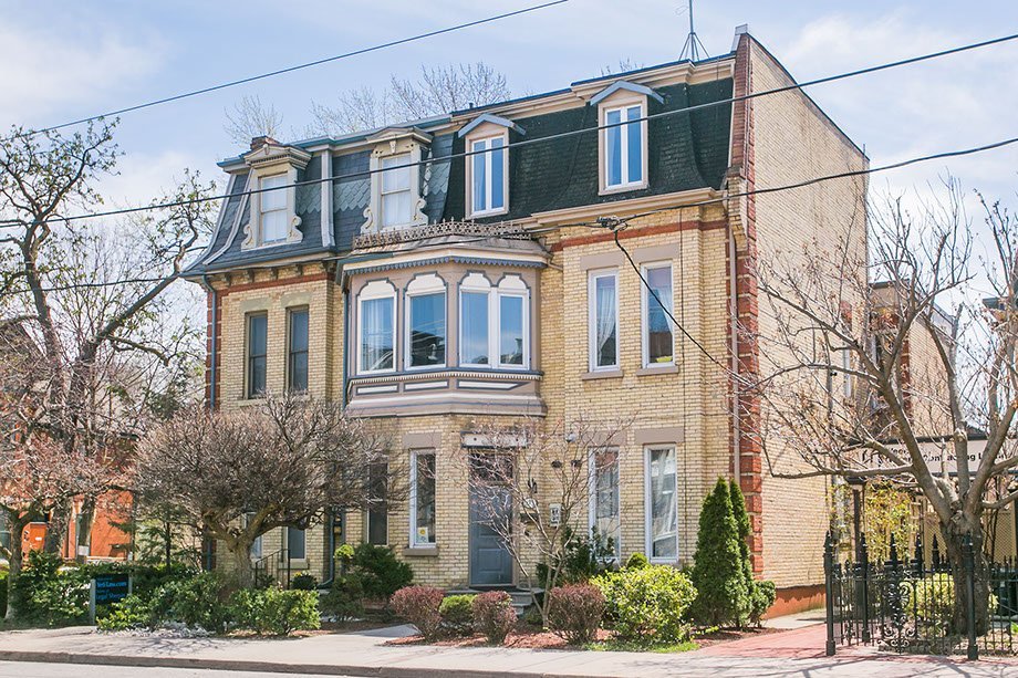 213 Carlton Street, Toronto, ON Room for rent