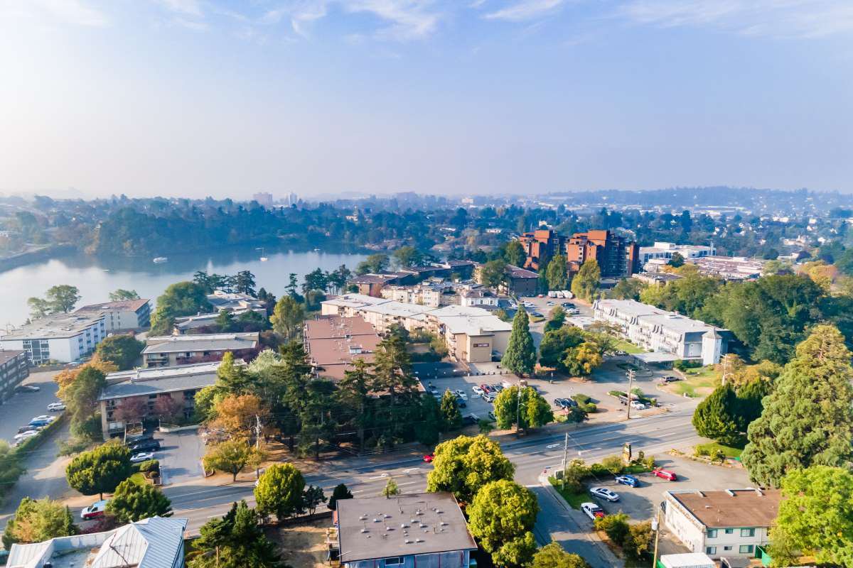 Rentals.ca ) 215221,155,157 & 243 Road East, Victoria BC for Rent