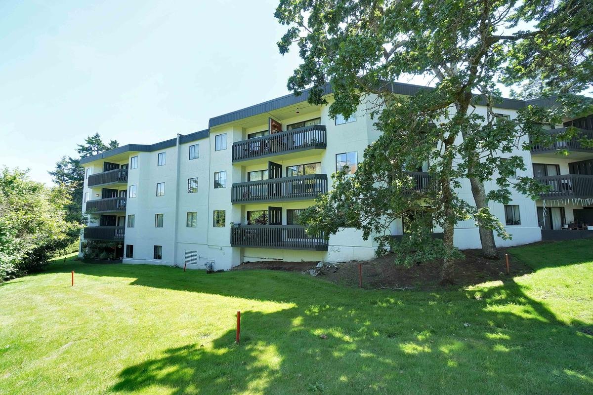 Rentals.ca ) 1000 McKenzie Avenue, Victoria BC for Rent