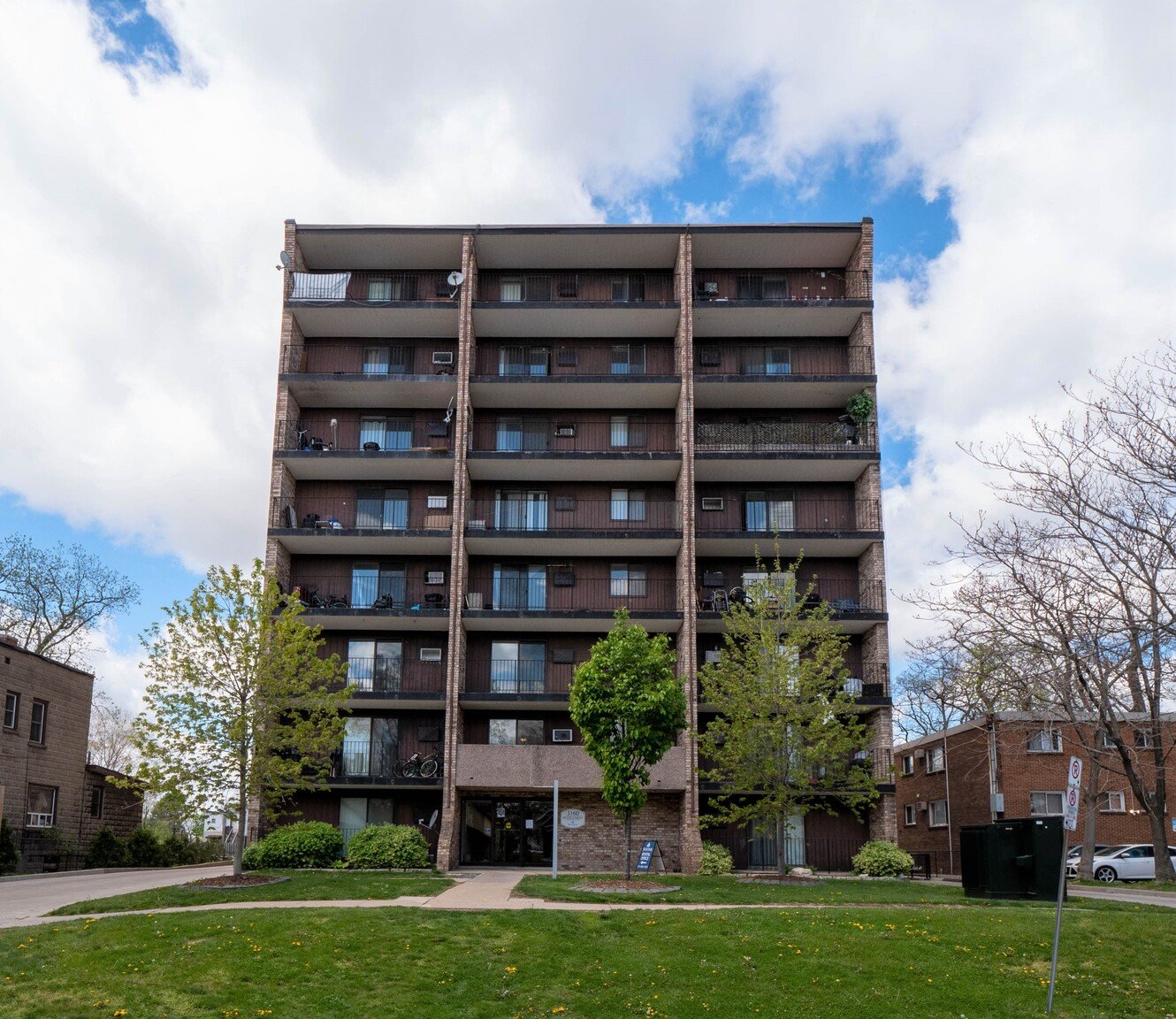 Sandilands Tower - 3160 Peter St., Windsor, On