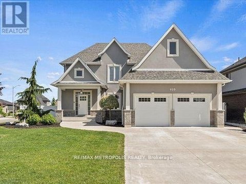 925 LAKEWOOD CRESCENT