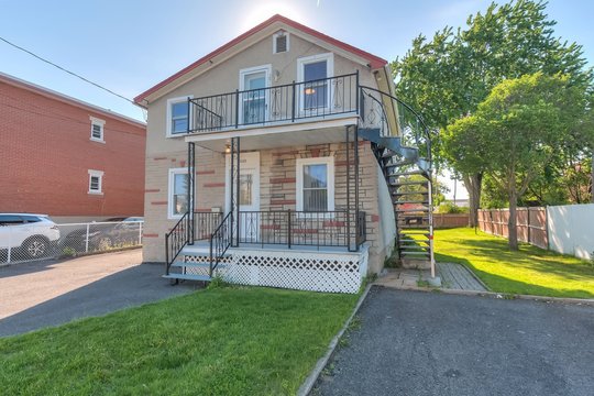 1069 Rue Front