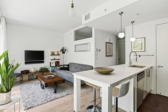 901 Rue de la Commune Est