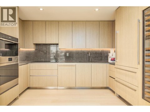 4** 785 HARBOUR WAY