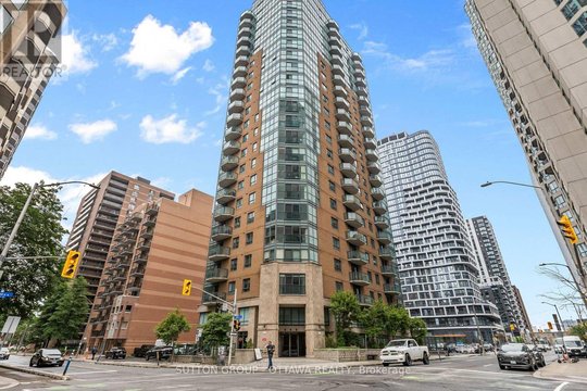 905 - 445 LAURIER AVENUE W