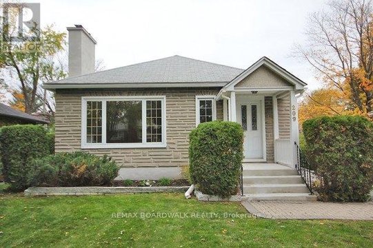 209 KNOX CRESCENT